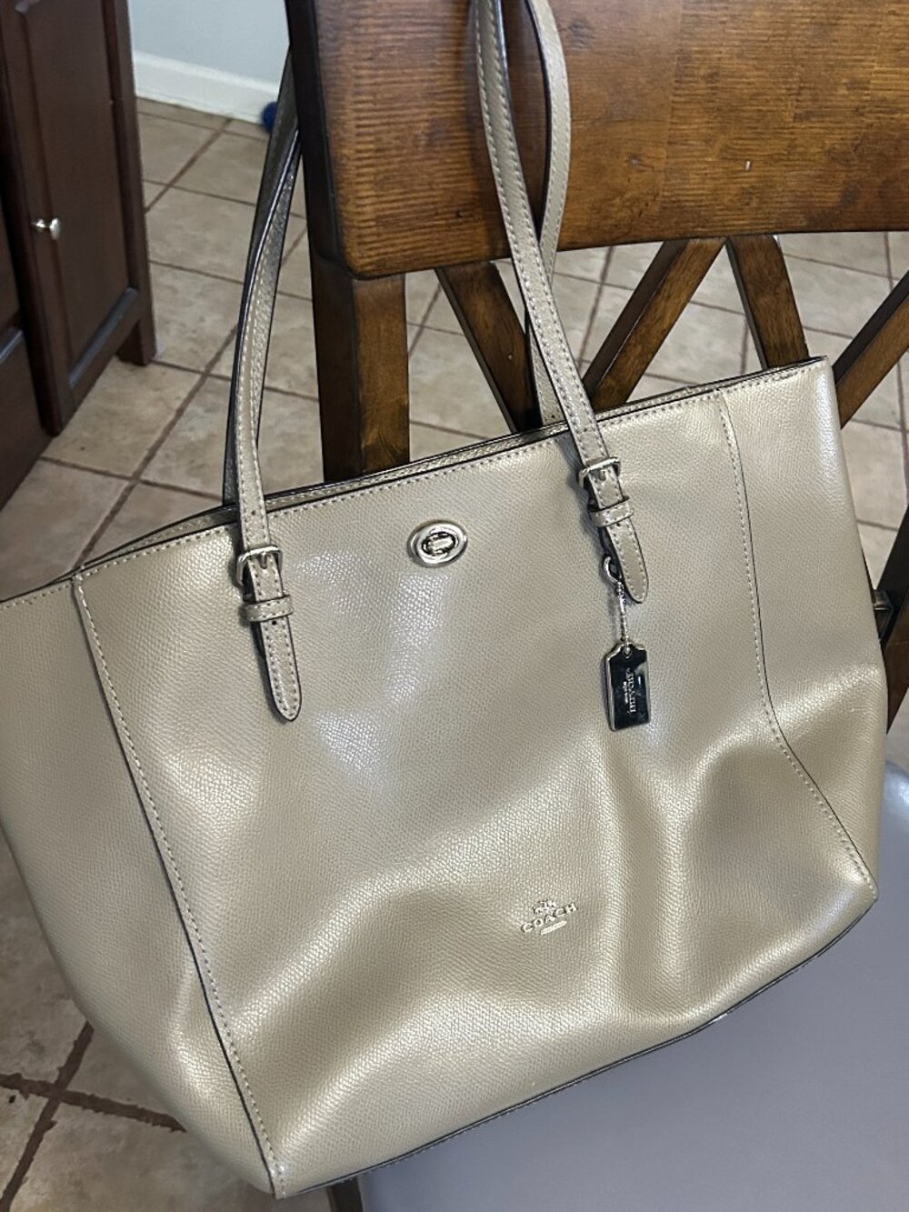 Coach Turnlock Tote Bag Crossgrain leather W/Silver Hardware. TLC